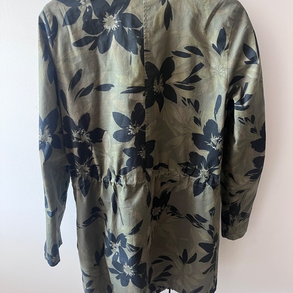 Guess military jacket size small with flower camouflage pattern - Picture 4 of 4